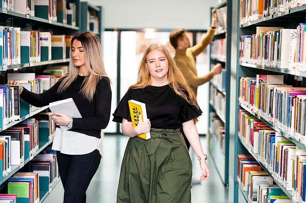 Studenter på biblioteket
