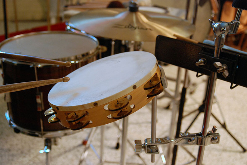 Med hjälp av musikinstrument som trummor och cymbaler i olika formationer stimuleras olika rörelser av kroppen. Foto: Pixabay