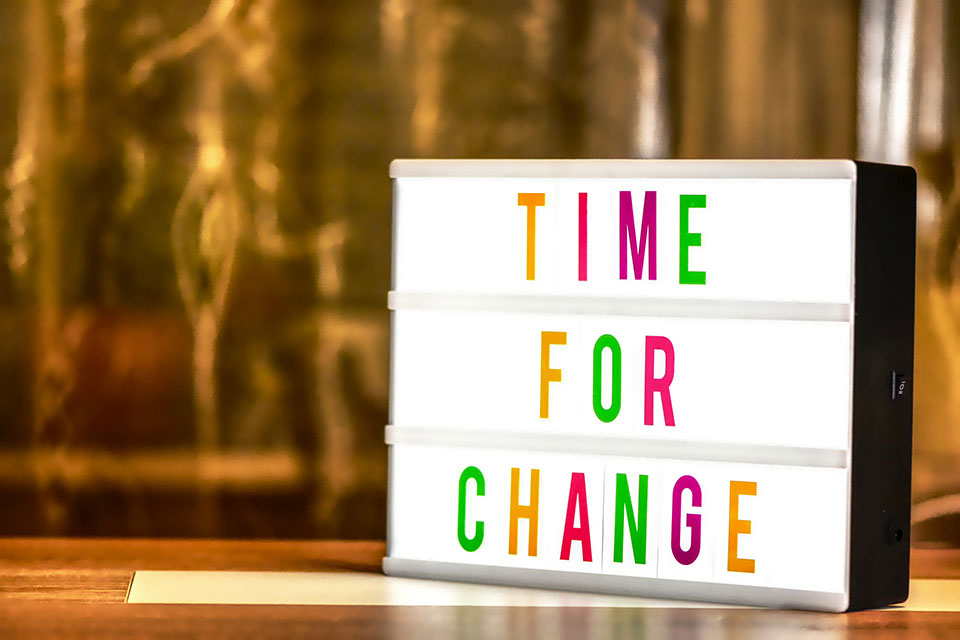 Skylt med texten "Time for change"