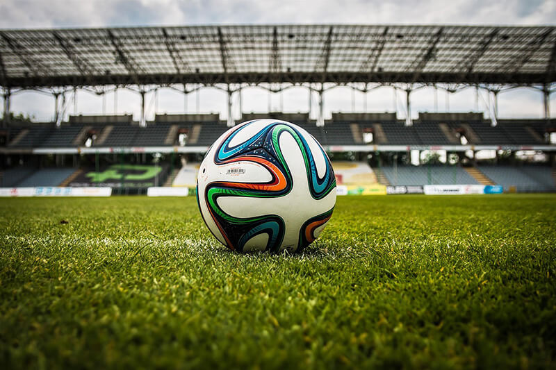 Bild på en fotboll på en fotbollsplan