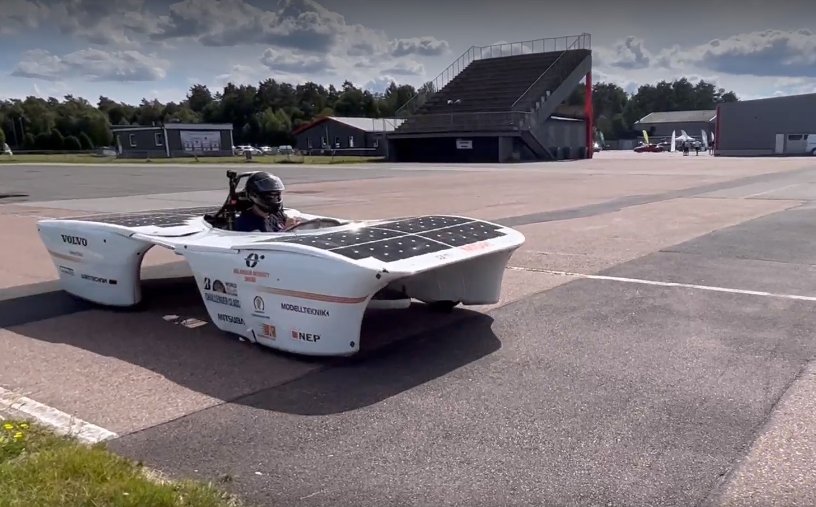 Student kör solcellsbilen på banan i Anderstorp