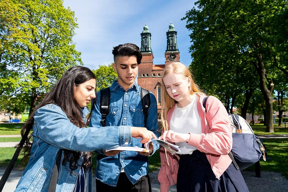 Studenter i Eskilstuna framför domkyrkan