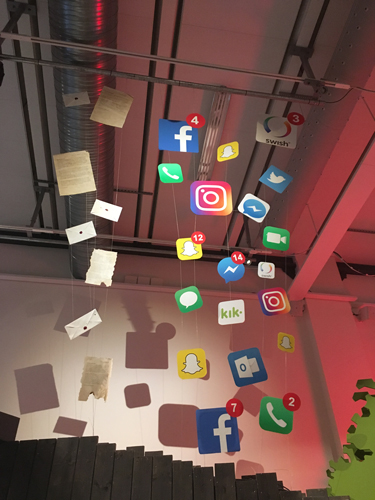 Symboler för sociala medier hänger ner från taket.