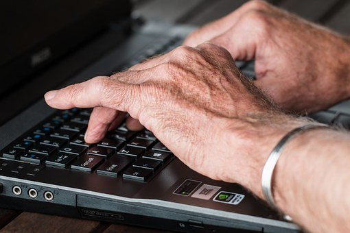 Bild på händer som skriver på ett tangentbord
