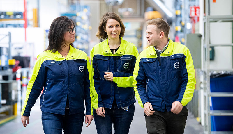 Professor Jessica Bruch i mitten tillsammans med Karin Björklund och André Löfqvist från Volvo Construction Equipment.