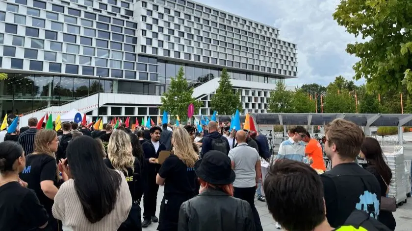 Foto på en folksamling där Campus Eskilstuna syns i bakgrunden.