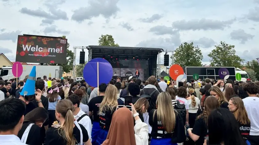 En man som står på scenen och pratar.