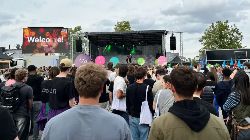 Man står på scenen och sjunger.