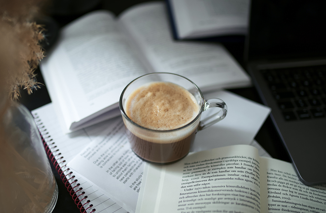Kaffekopp på böcker