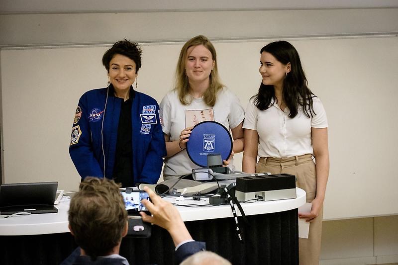 Jessica Meir lämnade en tygfrisbee som varit i rymden, till rymdobservatörerna Linnea Heinemann och Lisa Engström.
