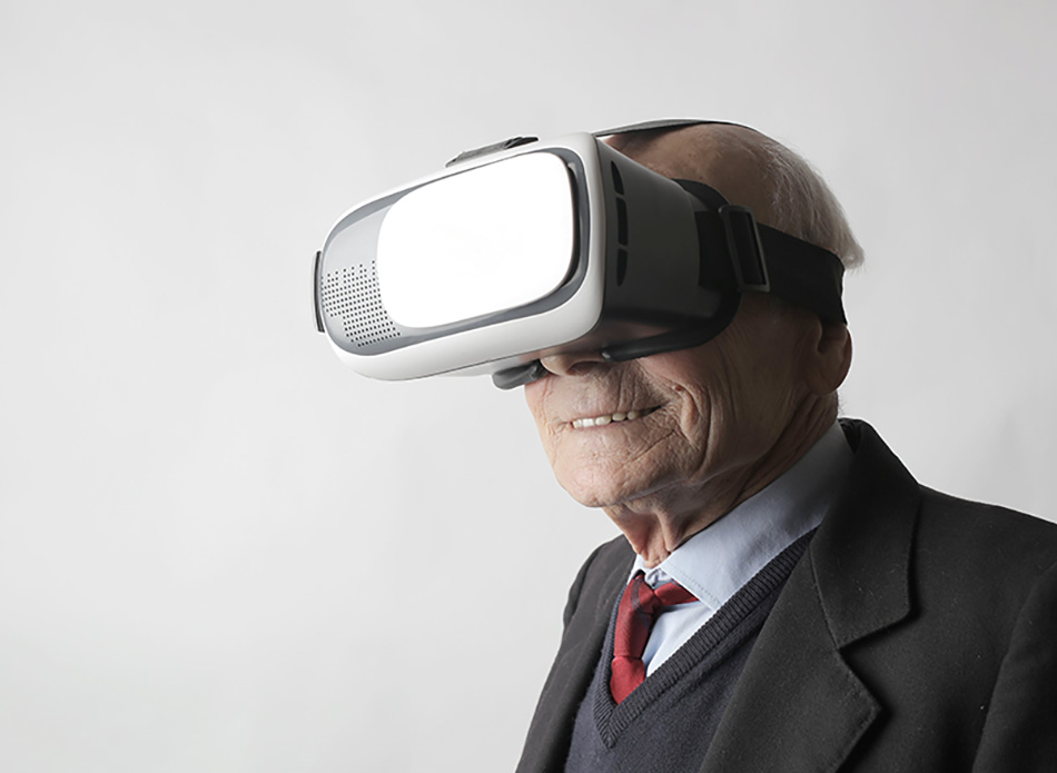 Äldre man med VR-glasögon