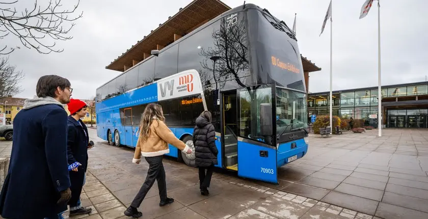 Foto på MDU-bussen utanför campus Västerås.
