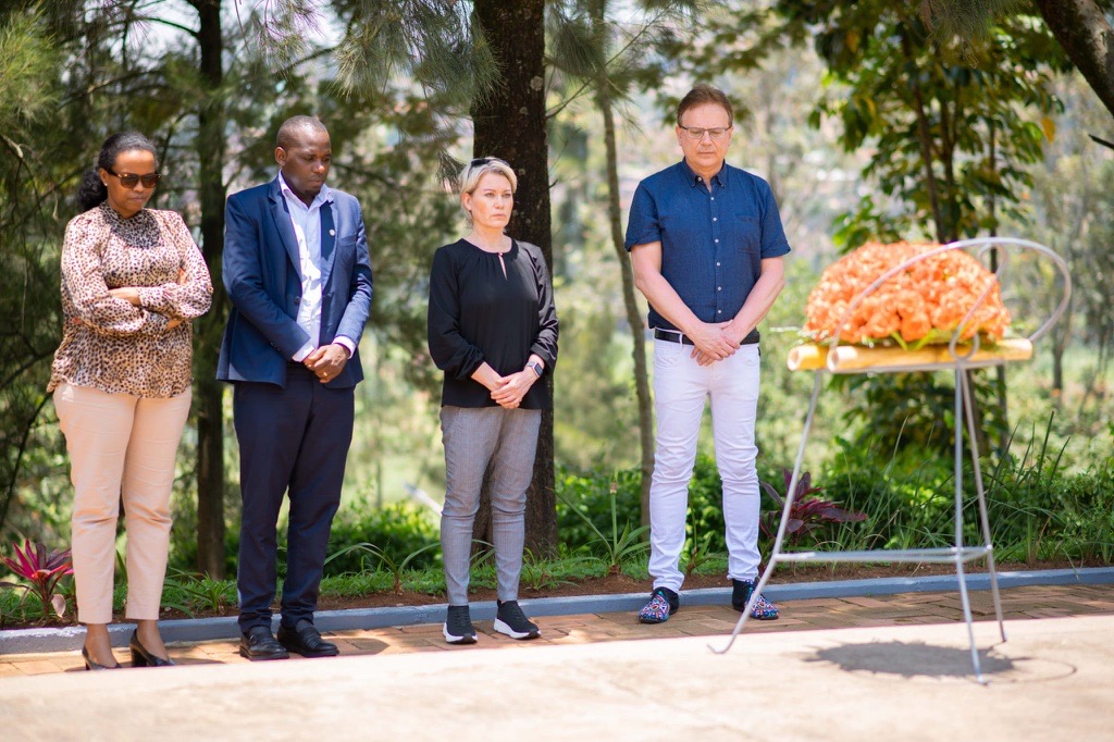 Delegation från Svenska ambassaden och MDU vid minnesmonument för folkmordet i Rwanda