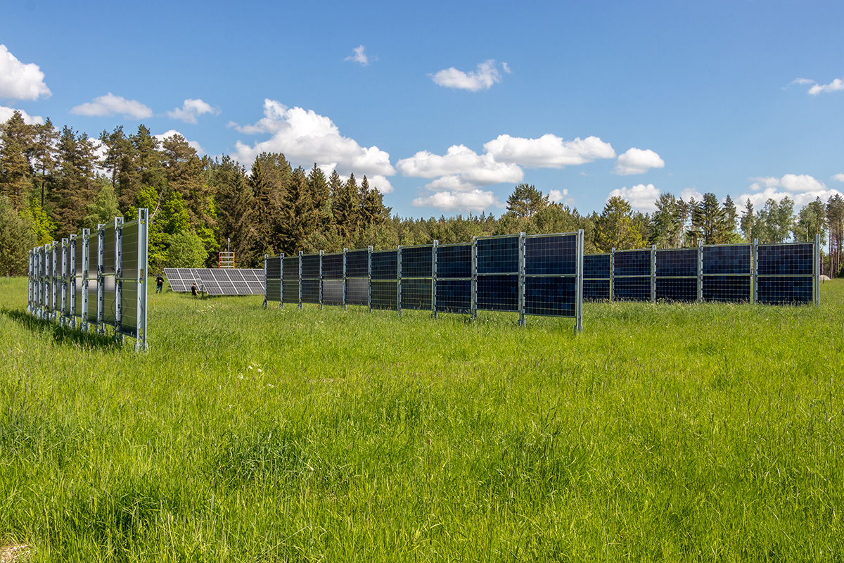 På Kärrbo Prästgård utanför Västerås har ett agrivoltaiskt forskningsprojekt pågått sedan början av året, där man kombinerar solceller med odling på jordbruksmark.